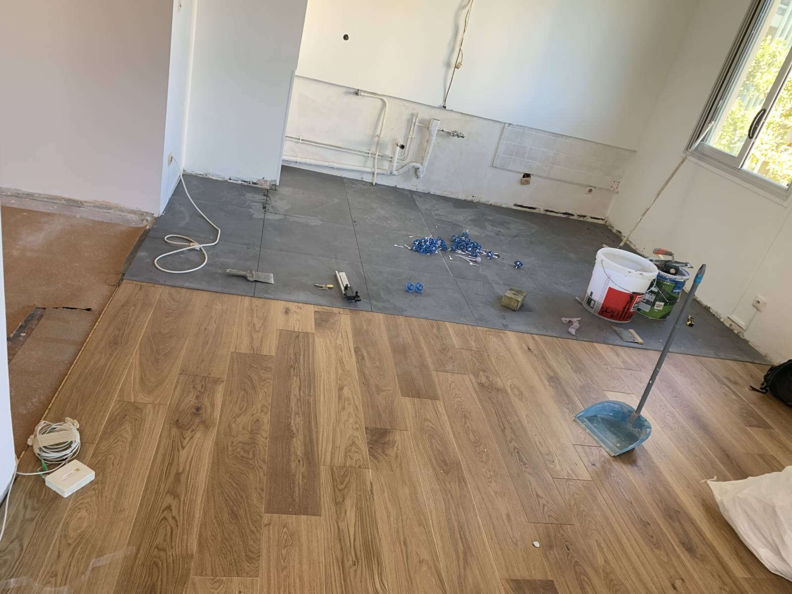 Pose de parquet et carrelage pour moderniser un sol intérieur d'une maison à Lyon 8ème pres de Bron