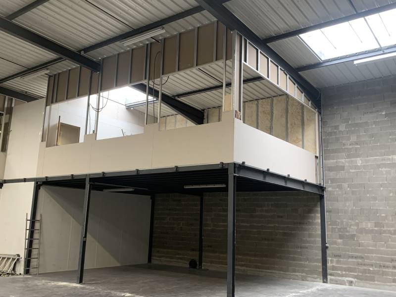 Création d'une plateforme avec bureaux aménagés dans un entrepôt de stockage à Brignais près de Lyon