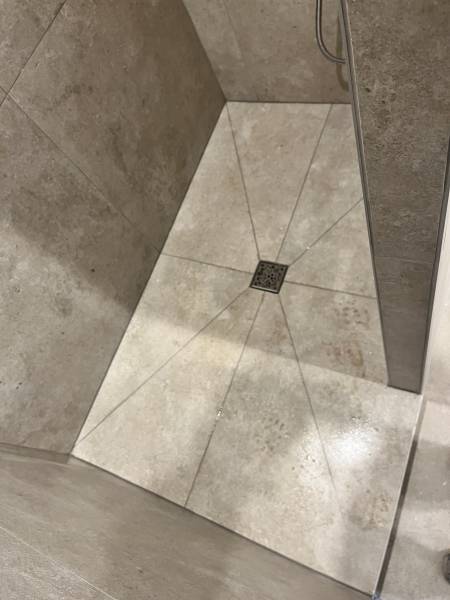 Rénovation d’une salle de bain avec douche italienne et carrelage haut de gamme à Lyon Croix-Rousse