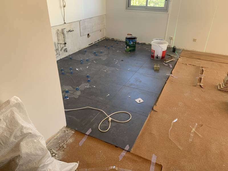 Pose de parquet et carrelage pour moderniser un sol intérieur d'une maison à Lyon 8ème pres de Bron