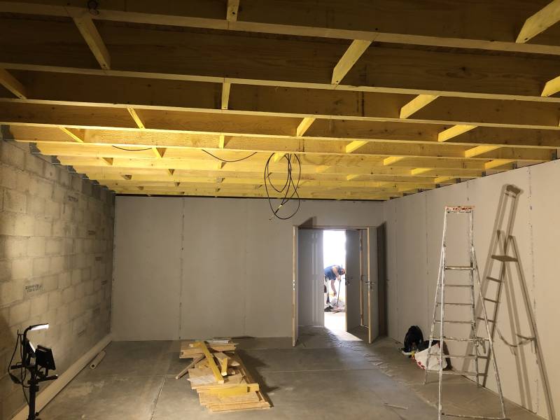 Réalisation d'une mezzanine en bois pour aménagement de bureaux individuels à Saint Genis Laval proche de Lyon